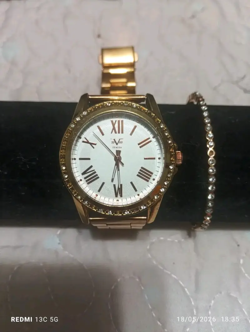 Reloj dorado con correa metálica - 4