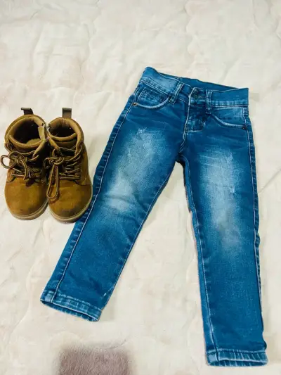 Jeans y botas para niño en buen estado - miniatura 1