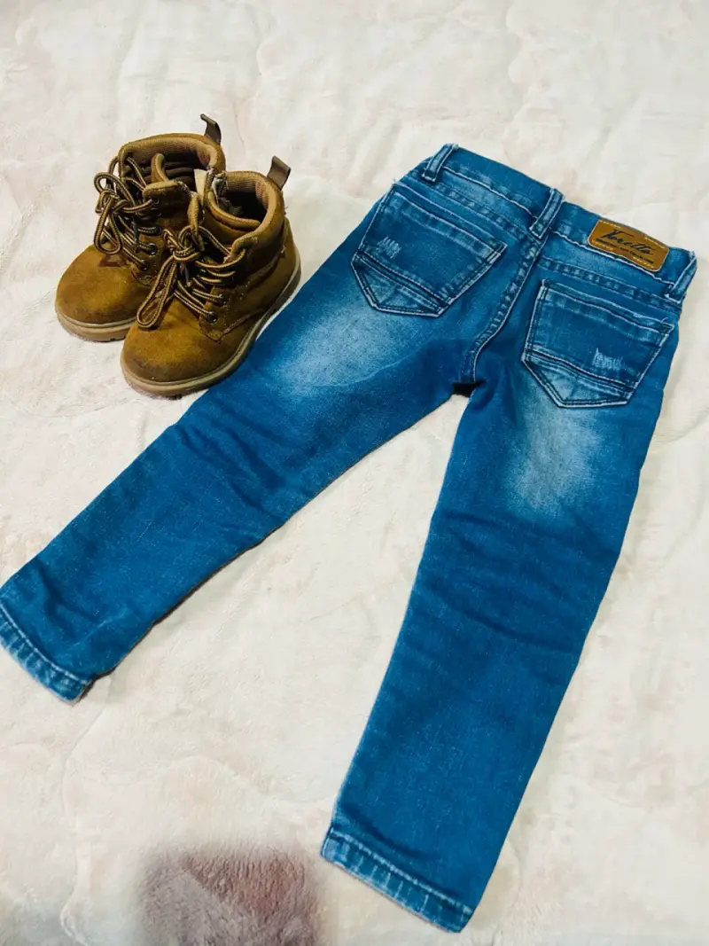Jeans y botas para niño en buen estado - 3