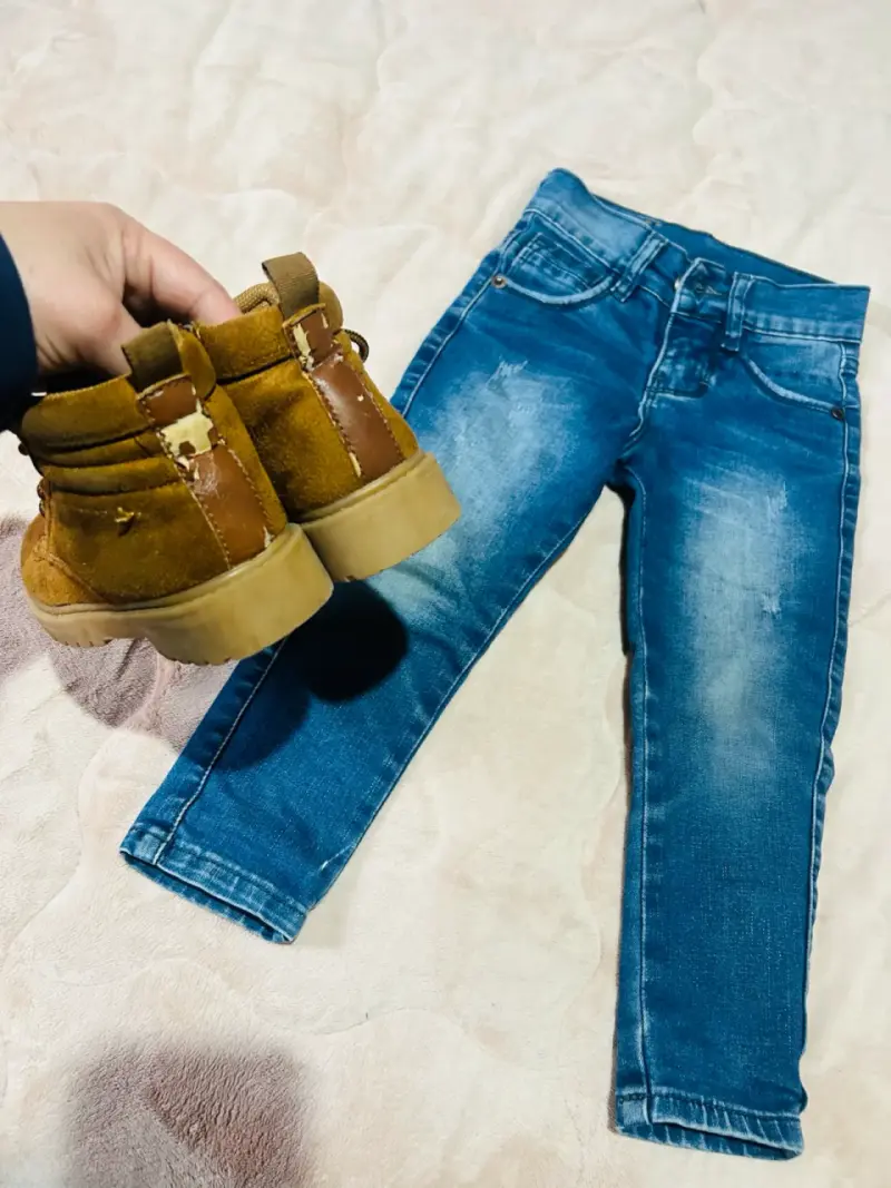 Jeans y botas para niño en buen estado - 4