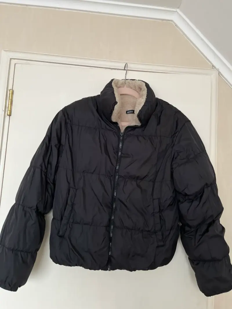 Chaqueta acolchada negra con forro de peluche