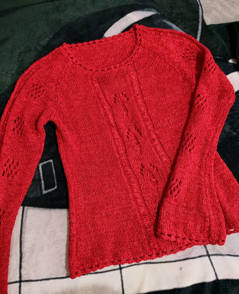 Suéter rojo de punto con diseño - 1