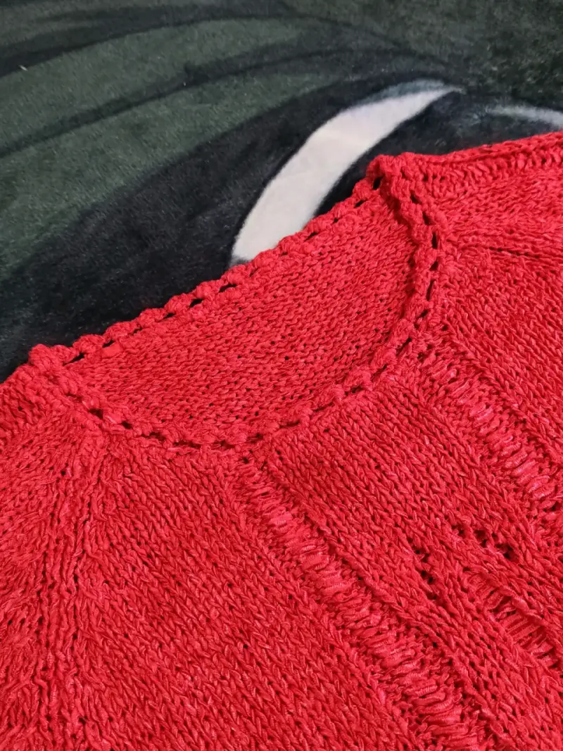 Suéter rojo de punto con diseño - 2