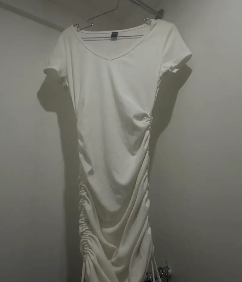 Vestido blanco ajustado con fruncido lateral