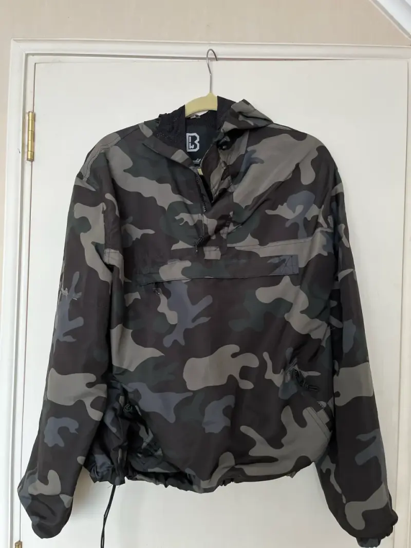 Chaqueta camuflaje con capucha