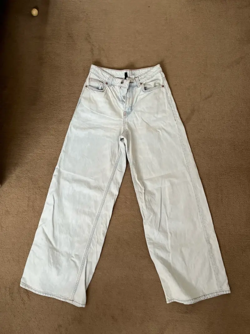 Pantalones anchos de mezclilla claros