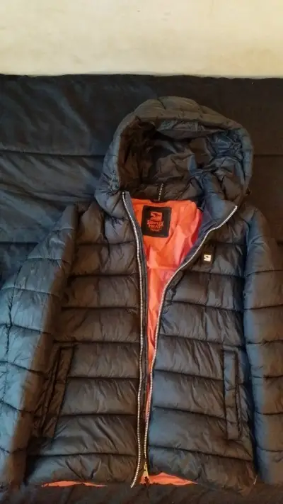 Chaqueta térmica negra con capucha - miniatura 1