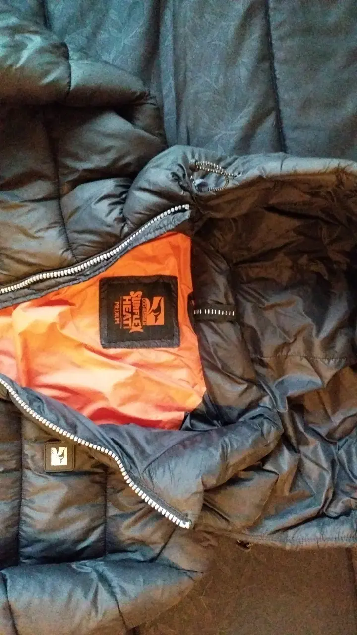 Chaqueta térmica negra con capucha - 2