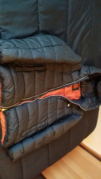 Chaqueta térmica negra con capucha - miniatura 3