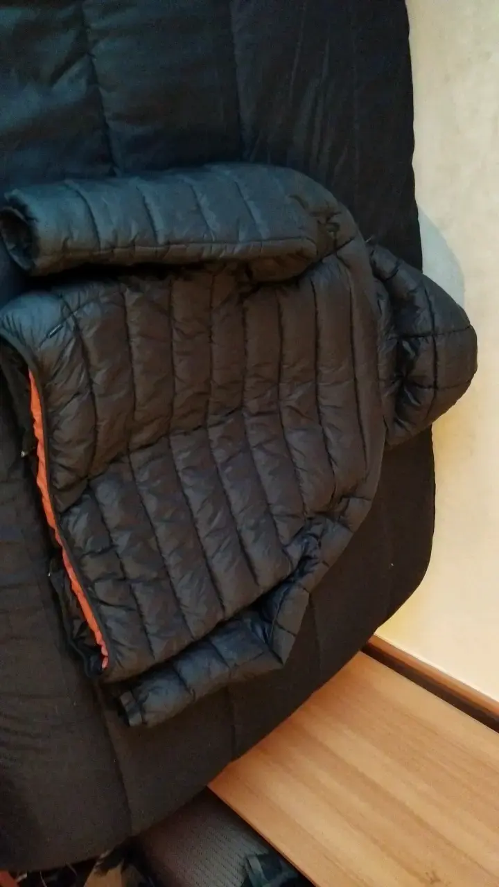Chaqueta térmica negra con capucha - 4