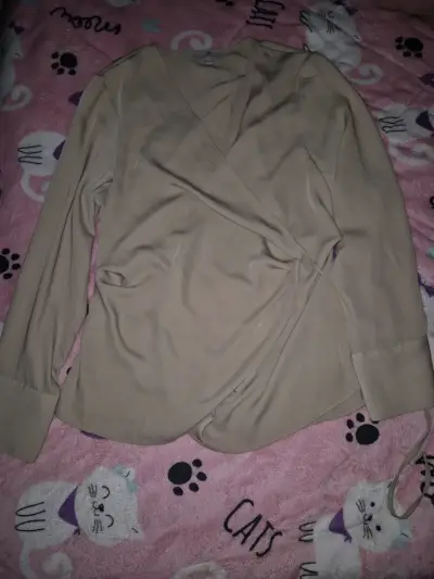 Blusa cruzada beige de manga larga - miniatura 1
