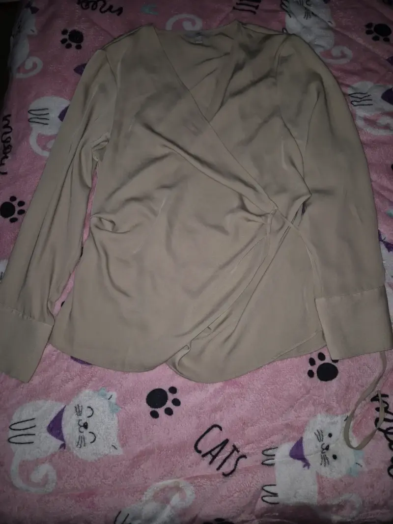Blusa cruzada beige de manga larga - 2