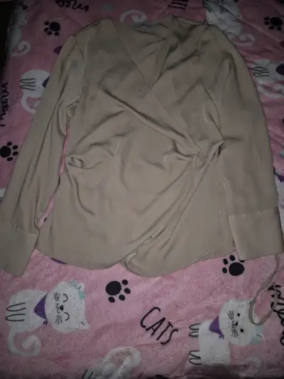 Blusa cruzada beige de manga larga - miniatura 2