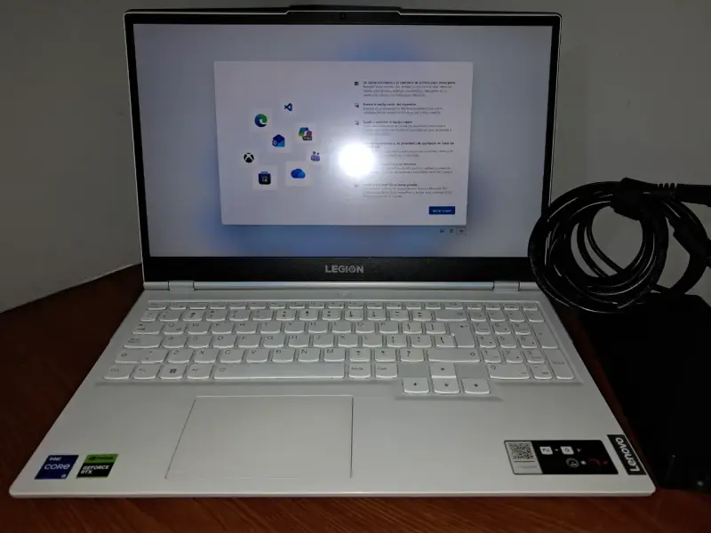 Laptop Lenovo Legion con Intel Core i7 - 1