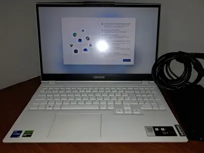 Laptop Lenovo Legion con Intel Core i7 - miniatura 1