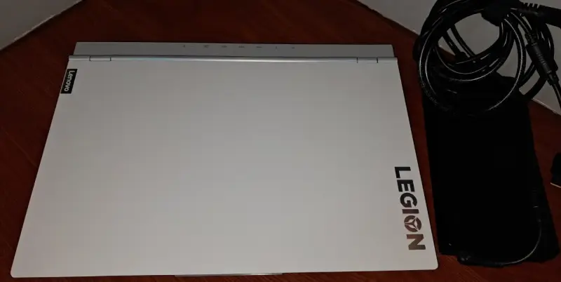 Laptop Lenovo Legion con Intel Core i7 - 2