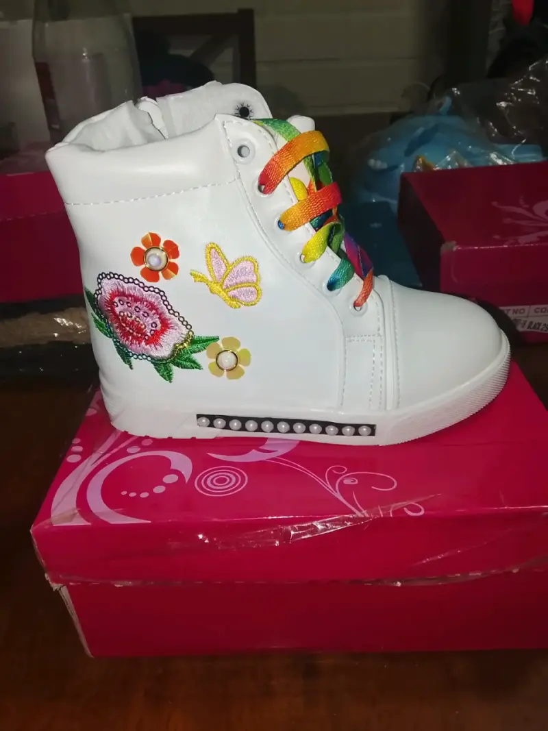 Zapatillas blancas con bordado floral y luces