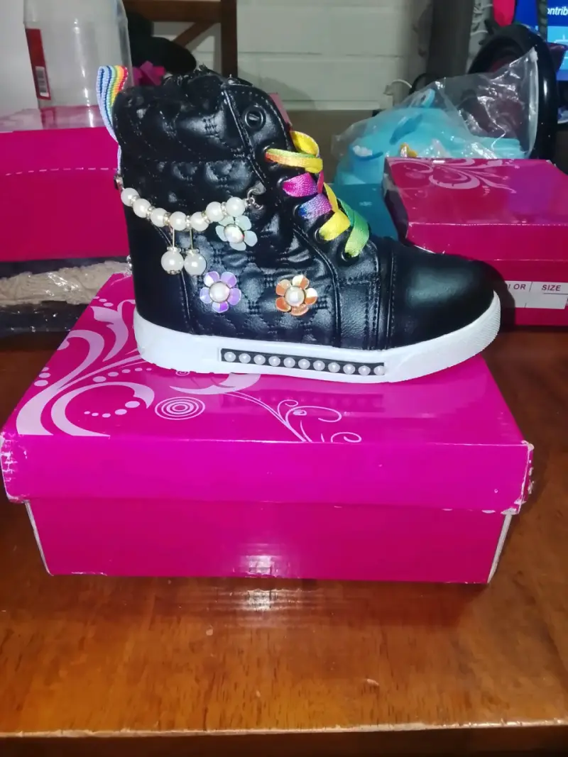 Zapatilla infantil negra con adornos coloridos