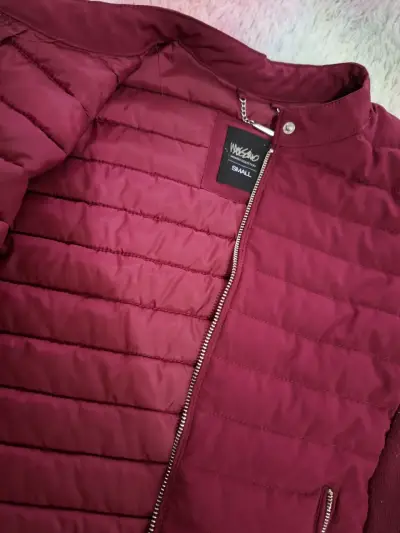 Chaqueta acolchada burdeos para mujer - miniatura 2