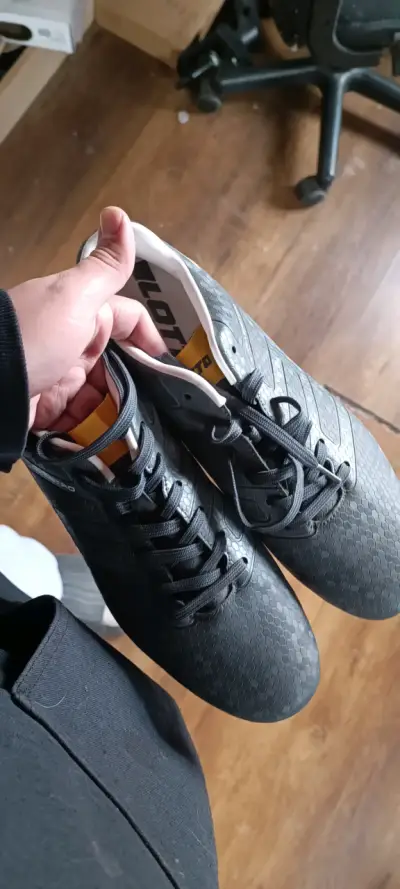 Zapatillas deportivas Lotto negras - miniatura 1