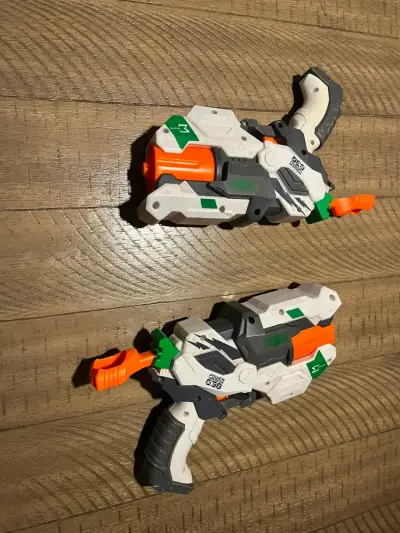 Pistolas de juguete láser con diseño futurista - miniatura 1