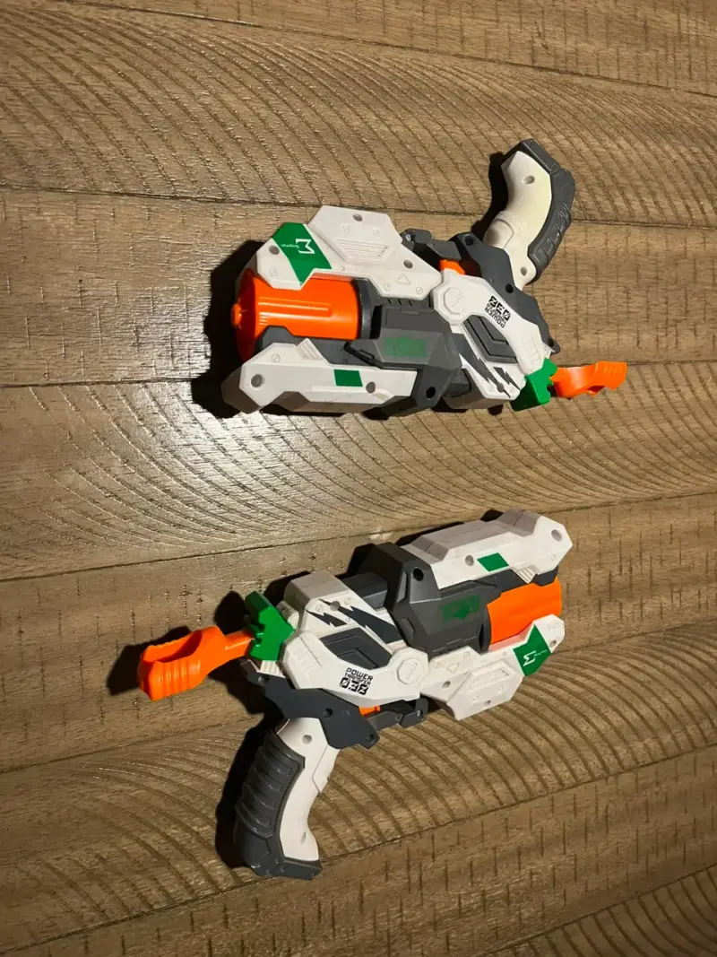 Pistolas de juguete láser con diseño futurista - 2