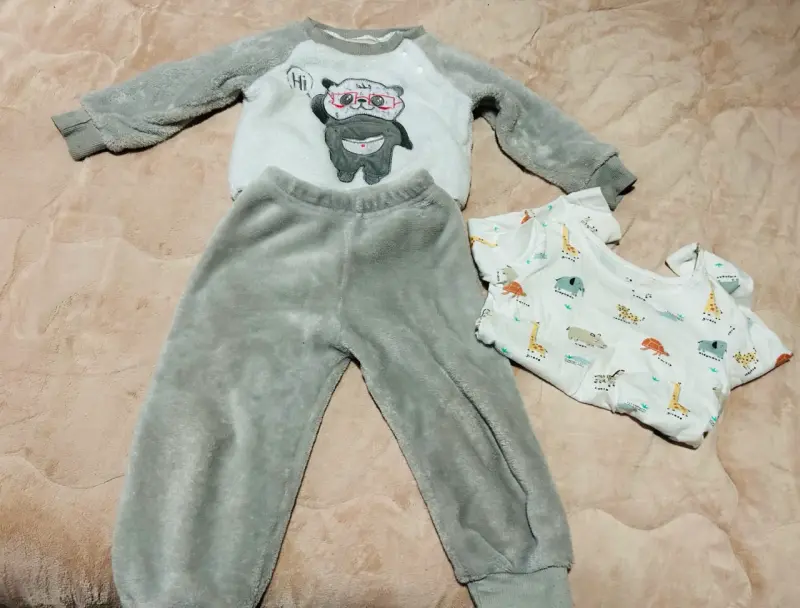 Pijama infantil polar gris con diseño de oso