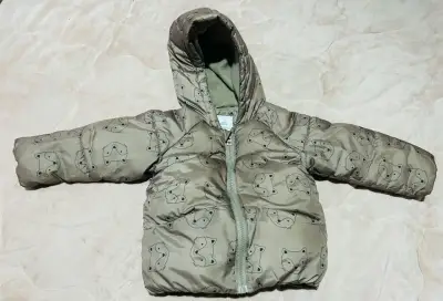 Chaqueta de bebé con capucha y diseño de zorros - miniatura 1