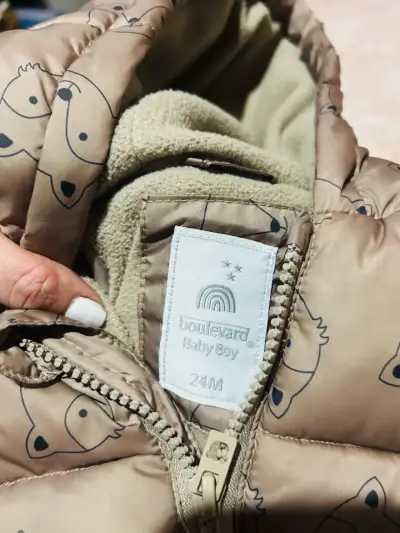 Chaqueta de bebé con capucha y diseño de zorros - miniatura 3