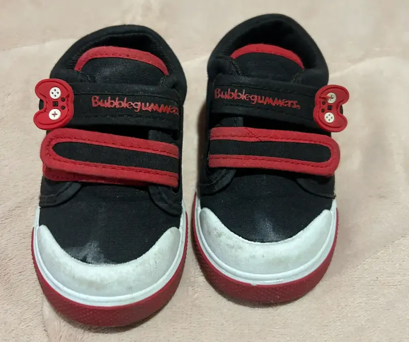 Zapatillas Bubblegummers negras y rojas para niños - 1