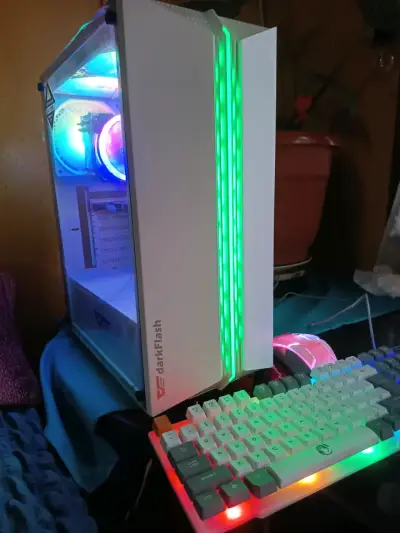 PC Gamer con torre DarkFlash y teclado RGB - miniatura 1