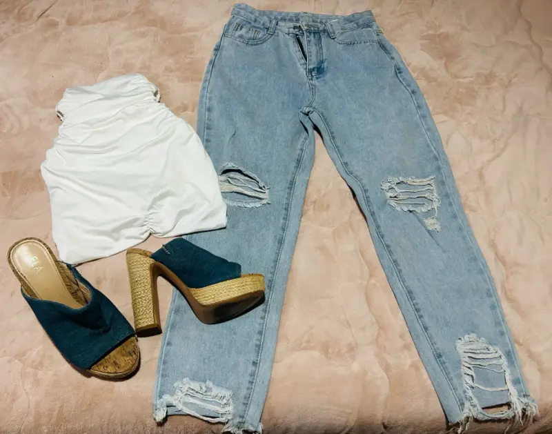 Jeans desgastados de mezclilla azul claro - 1