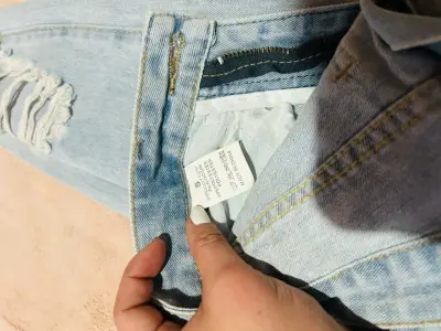 Jeans desgastados de mezclilla azul claro - miniatura 4