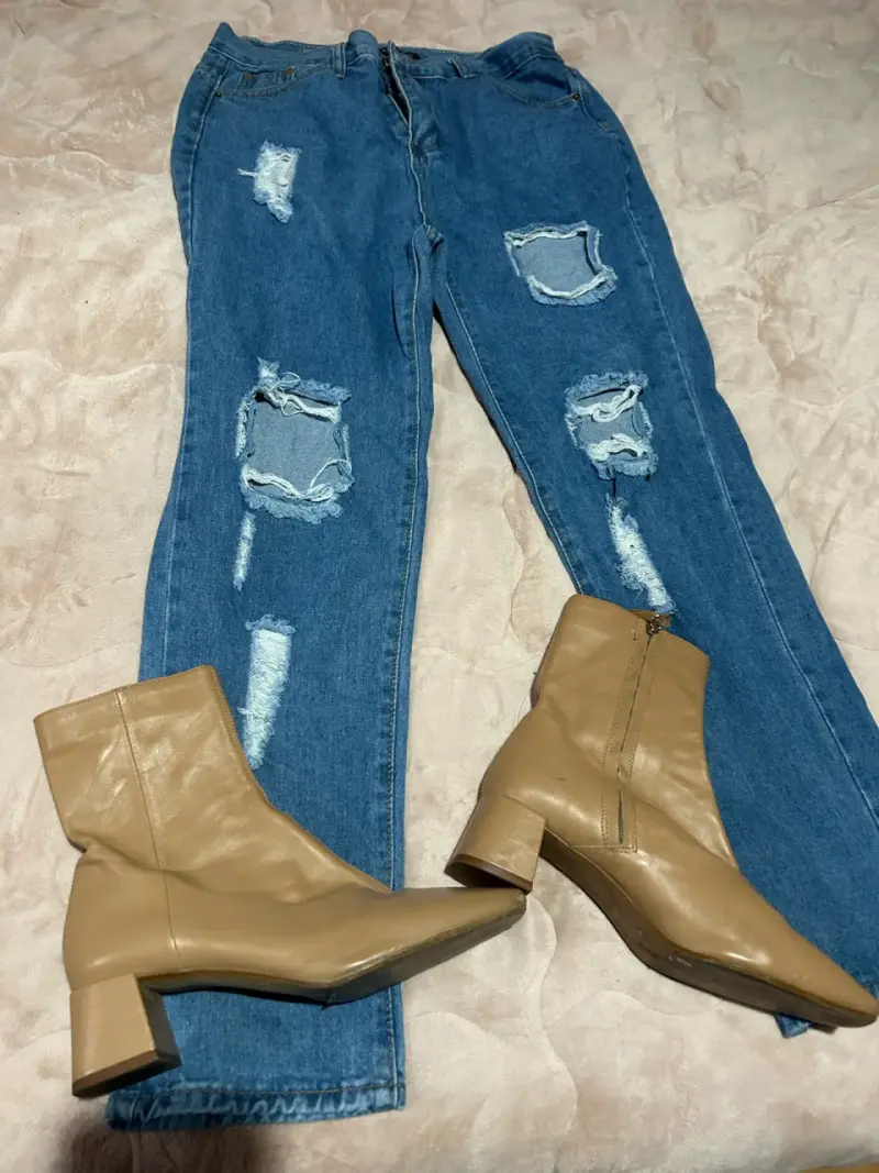 Jeans rasgados y botines de cuero beige - 1