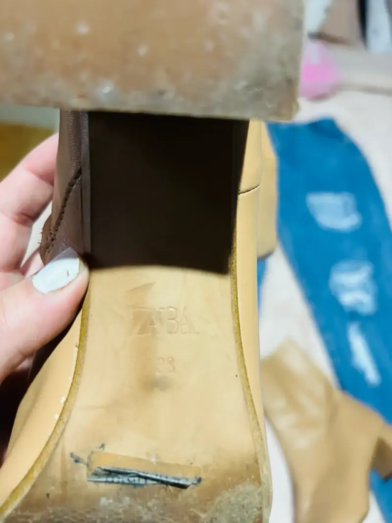 Jeans rasgados y botines de cuero beige - 3