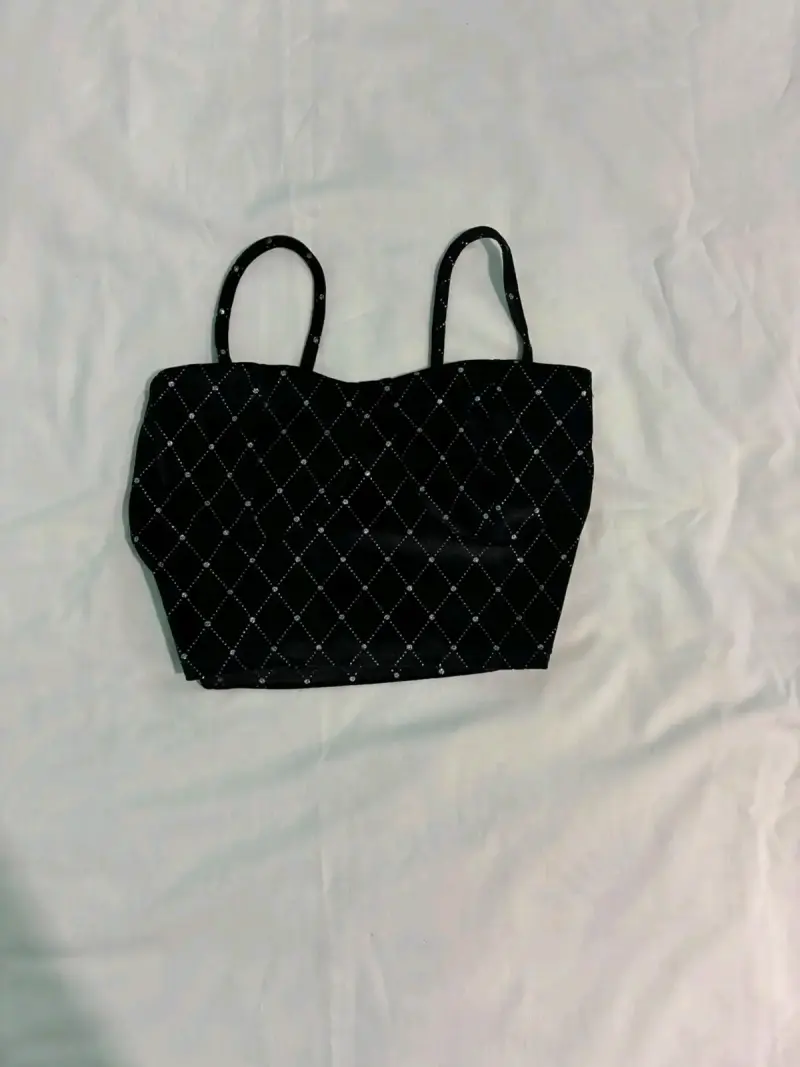 Top negro con tirantes y diseño de rombos