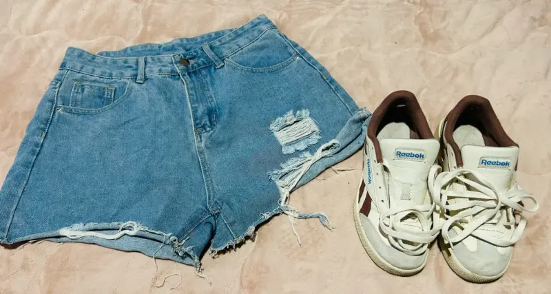 Shorts de mezclilla desgastados para mujer - 1