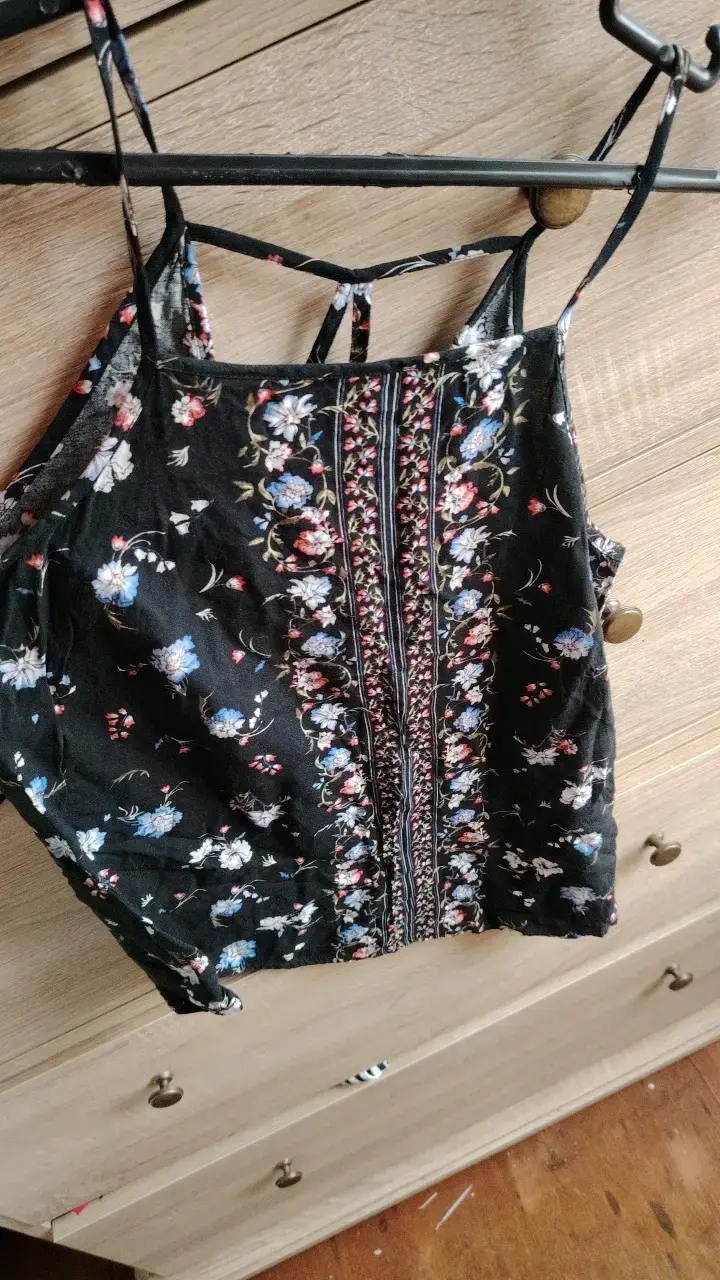 Blusa floral negra con tirantes