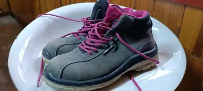 Botas de seguridad funcionales grises y rosadas - miniatura 1