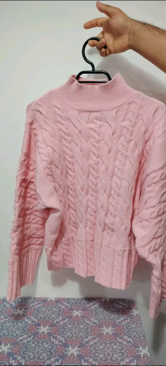 Suéter rosado de lana tejido grueso