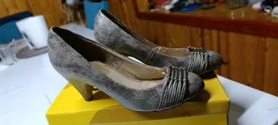 Zapatos de tacón Bata estilo serpiente - miniatura 2