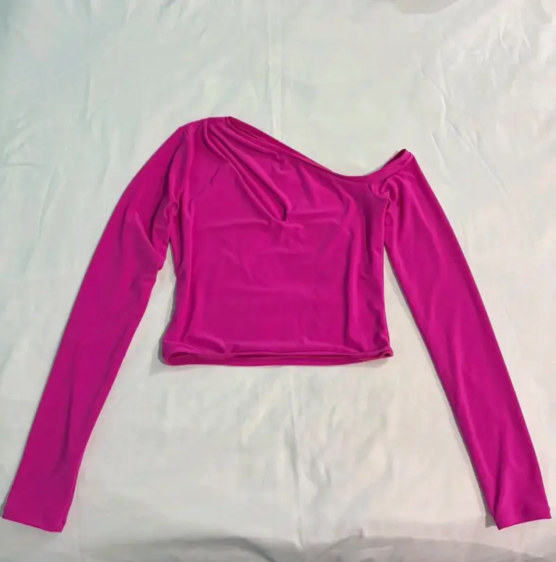 Top fucsia de un solo hombro
