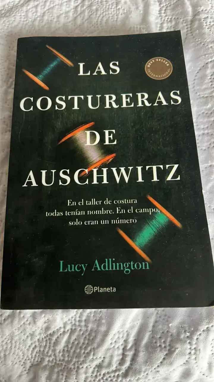 Libro 'Las costureras de Auschwitz' de Lucy Adlington