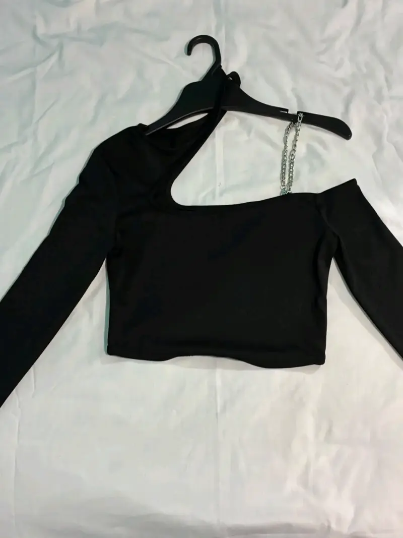 Top negro asimétrico con cadena
