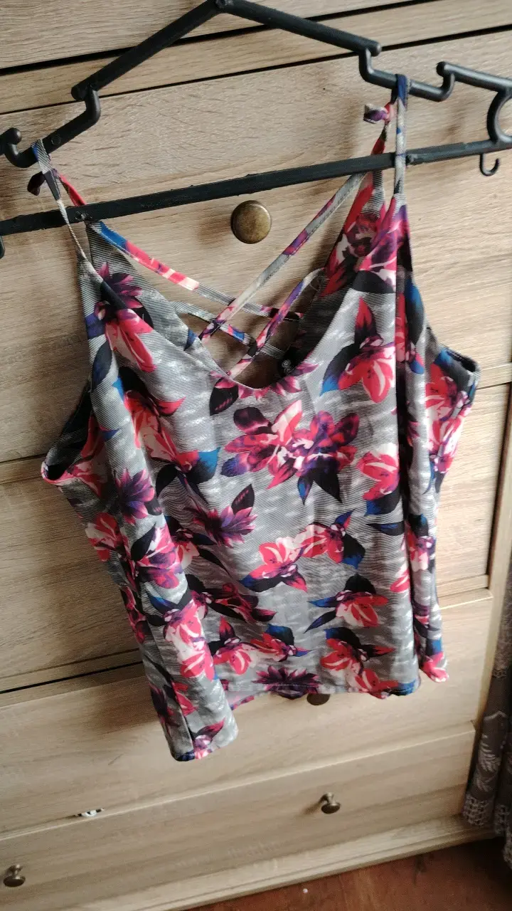 Blusa floral de tirantes cruzados