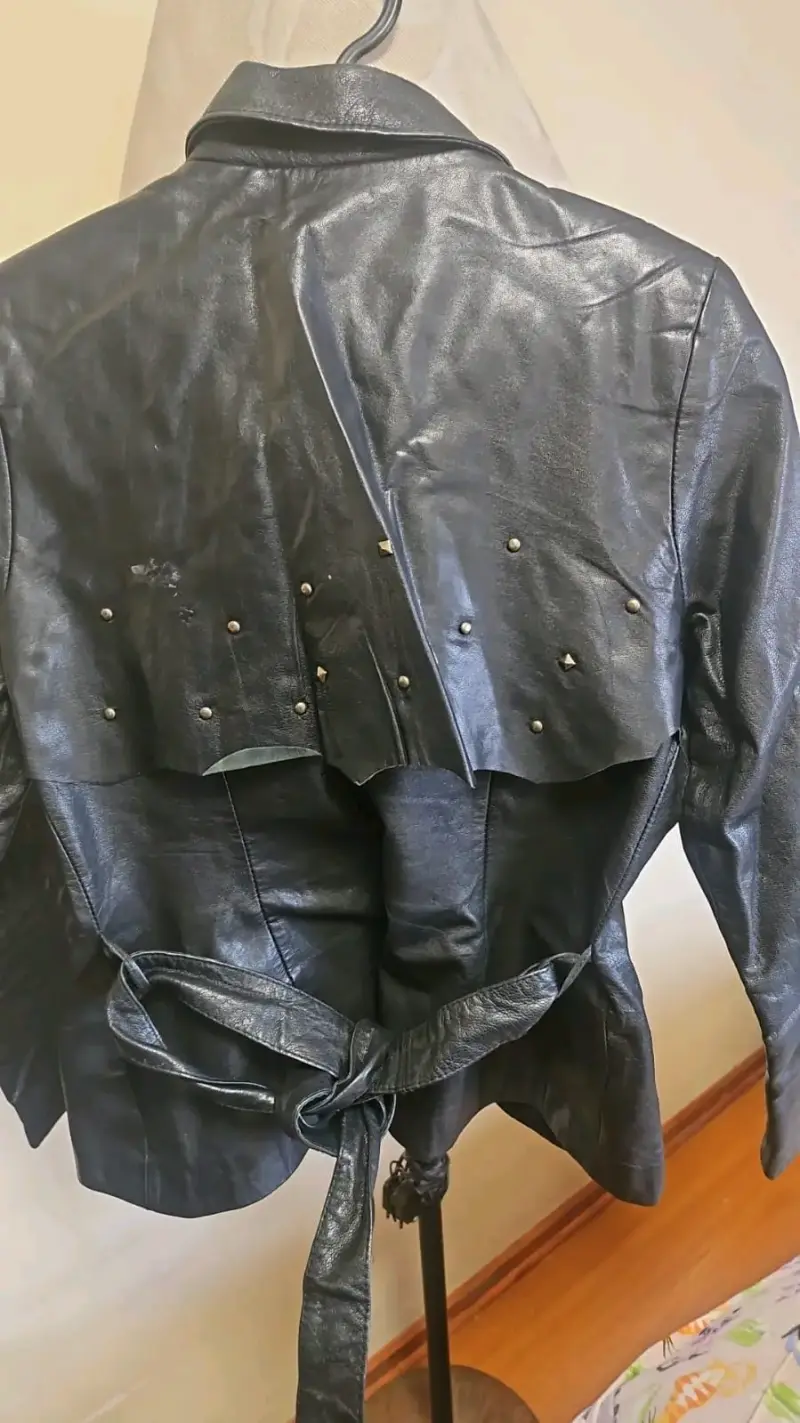 Chaqueta de cuero negra con tachas - 1