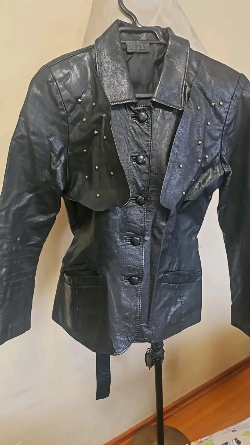 Chaqueta de cuero negra con tachas - 2