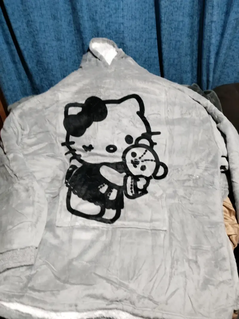 Bata polar con capucha Hello Kitty gris