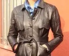 Chaqueta de cuero negra con cinturón