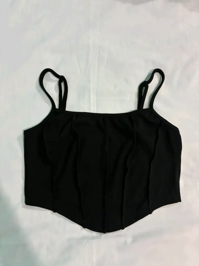Top corto negro con tirantes delgados